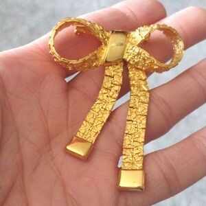 VINTAGE 80s GOLD-TONE NUGGET DESIGN FLEXIBLE BOW RIBBON 3" BROOCH PIN